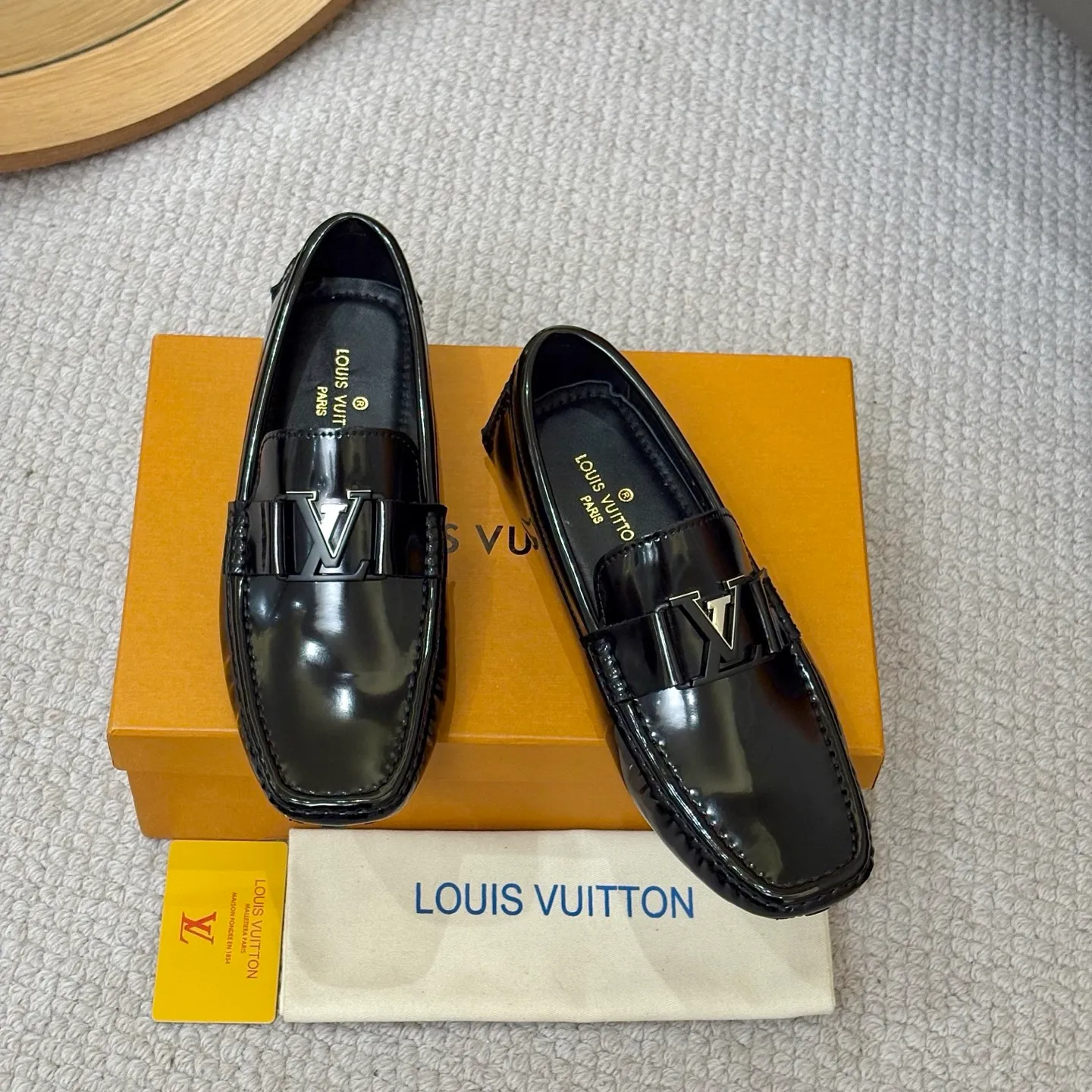 Men's men's shoes 💰420 (Yangli) LV 2⃣️0⃣️2⃣️5️⃣Spring and summer counter GLORIA series models ✈️Original factory special leather production, original last type. A classic driving slip-on casual shoe that shows an elegant style with exquisite craftsmanship details such as Monogram embossing all over the upper🌀Italian imported calfskin fabric Sheepskin foot pads➕Inside～Private mold replica sole Unique style Comfortable driving slip-on Size: 4-12 (38-46) Comes with [Counter packaging: original box, wrapping paper, card, instruction manual, shoehorn, cloth bag] No pressure to enter and leave the counter!